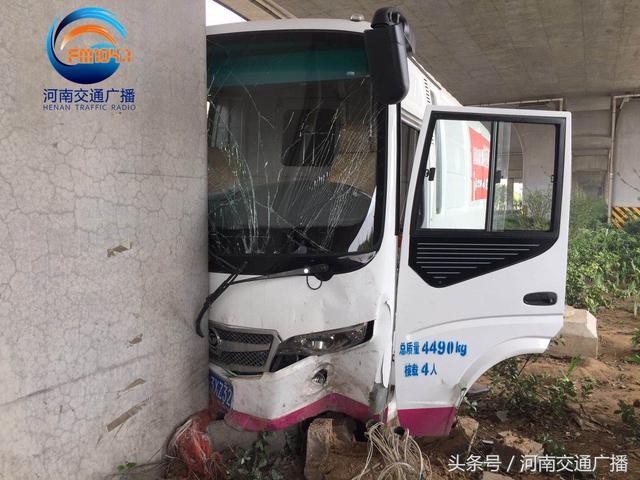 鄭州西三環一輛中巴車迎頭撞上橋墩網友:看著都疼